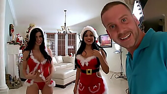 Abella Anderson Og Rebeca Linares I En Sydende Juletema Røvspilsvideo